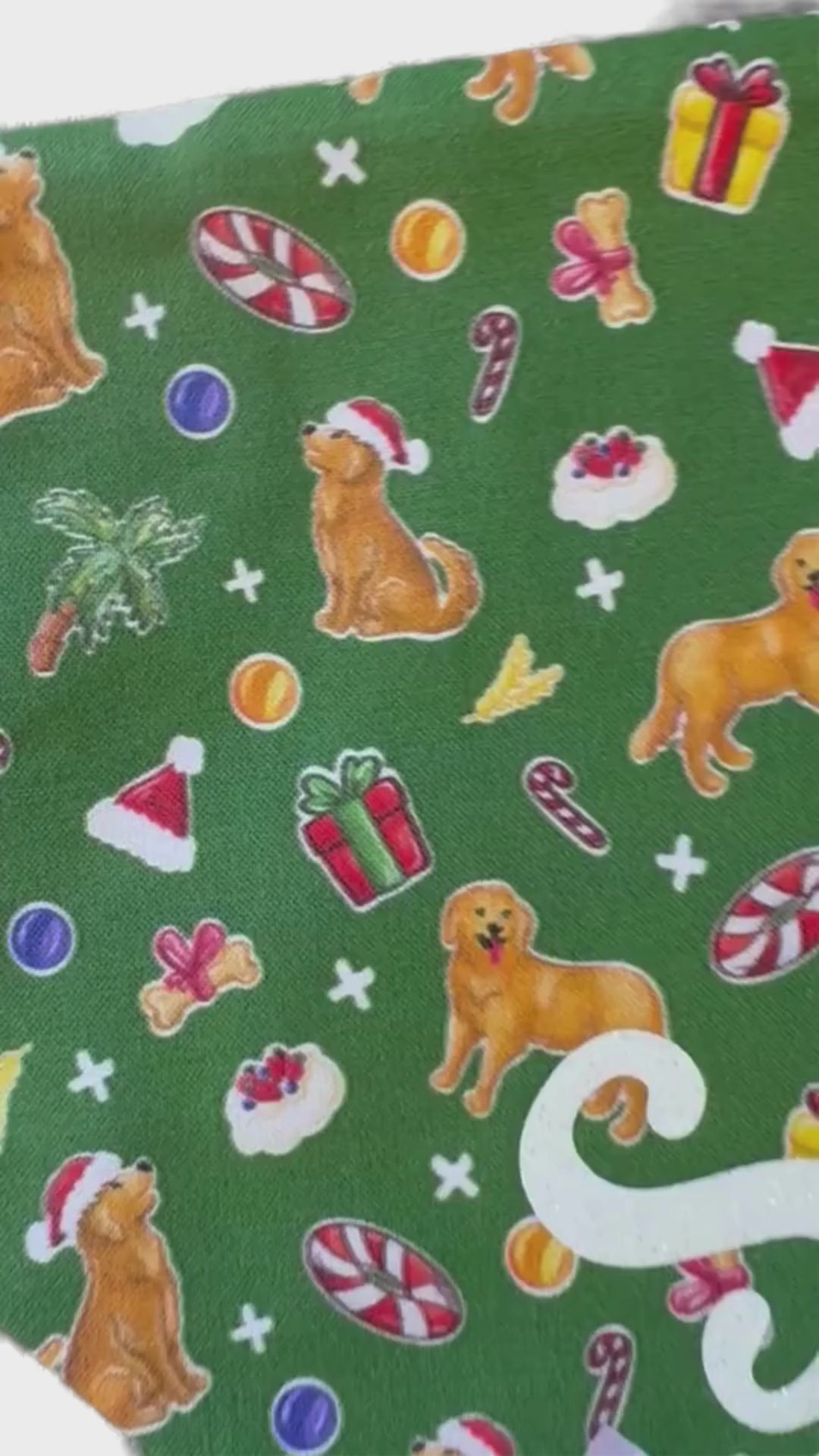Golden retriever wearing christmas bandana - green unisex with cute golden retriever lollies